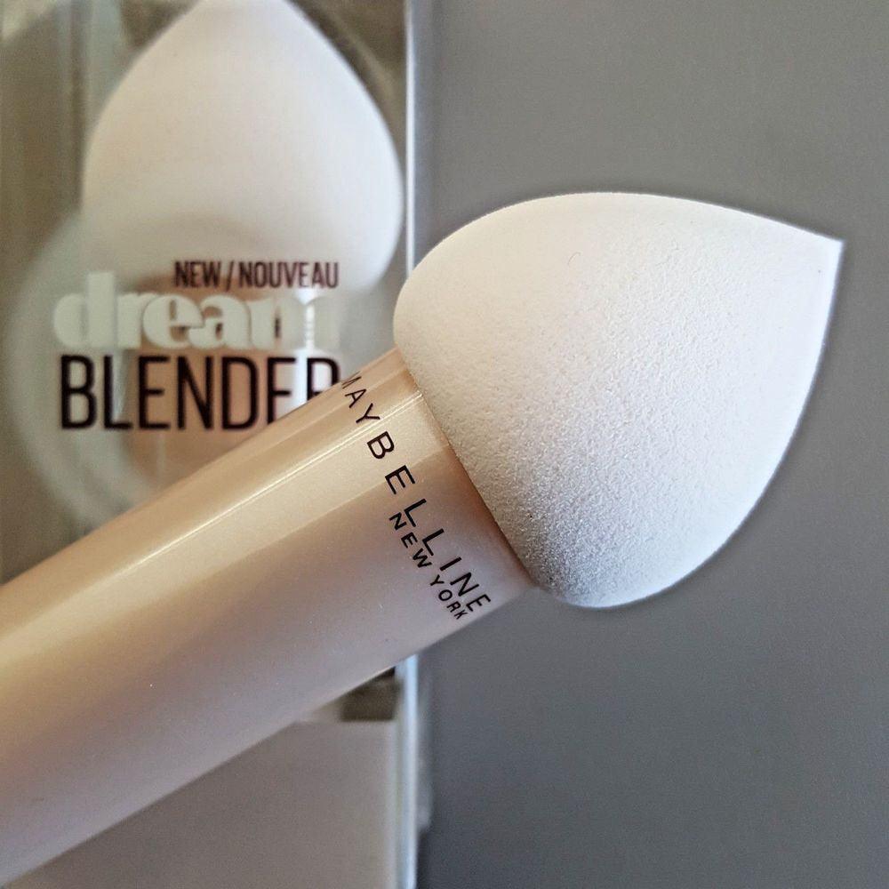 MAYBELLINE DREAM BLENDER FOUNDATION BLENDING SPONGE - Iconic and class